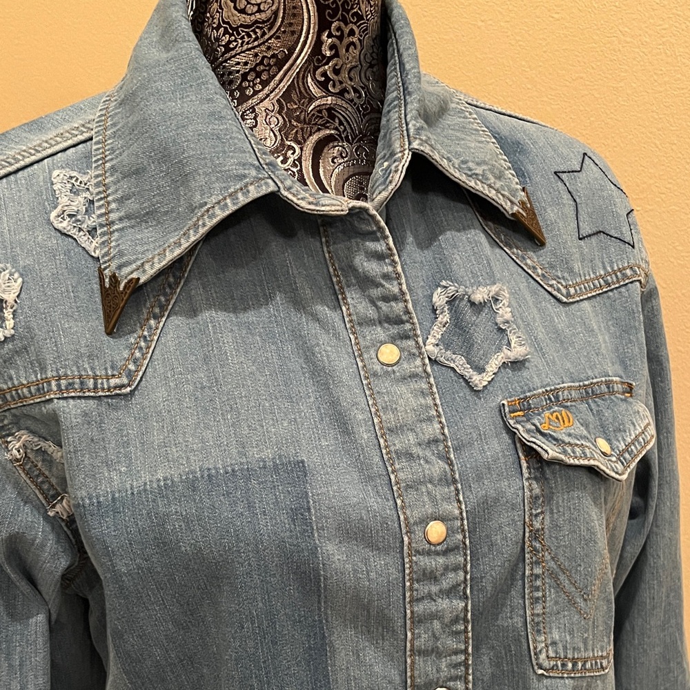 Wrangler Lainey Wilson Women's Cotton Light Blue Denim Jean shirt Size Small - Picture 2 of 9